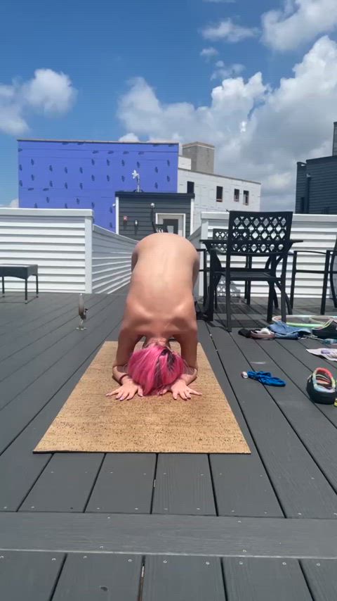 Hope the neighbors don’t mind that I’m doing yoga in our common area [gif]