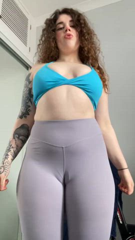 Mm these leggings giving me cameltoe 