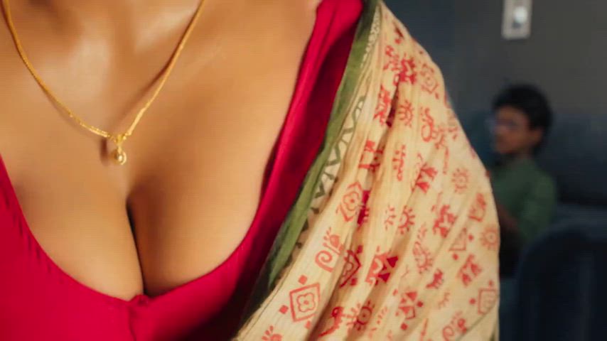 aunty bhabi cleavage indian maid saree clip