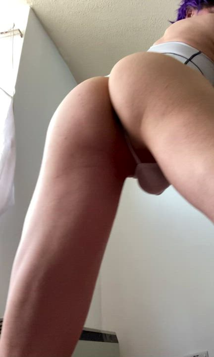 How likes a bit of femboy butt flexing?
