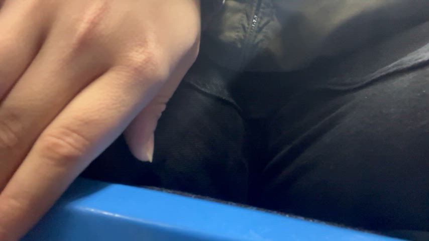 almost came from rubbing my clit through my pants on an almost empty bus 🤭