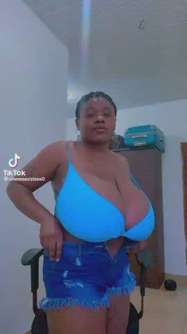 busty huge tits jiggling clip