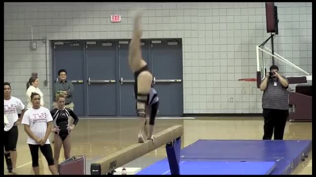 Blonde PAWG Gymnast with VERY jiggly ass.