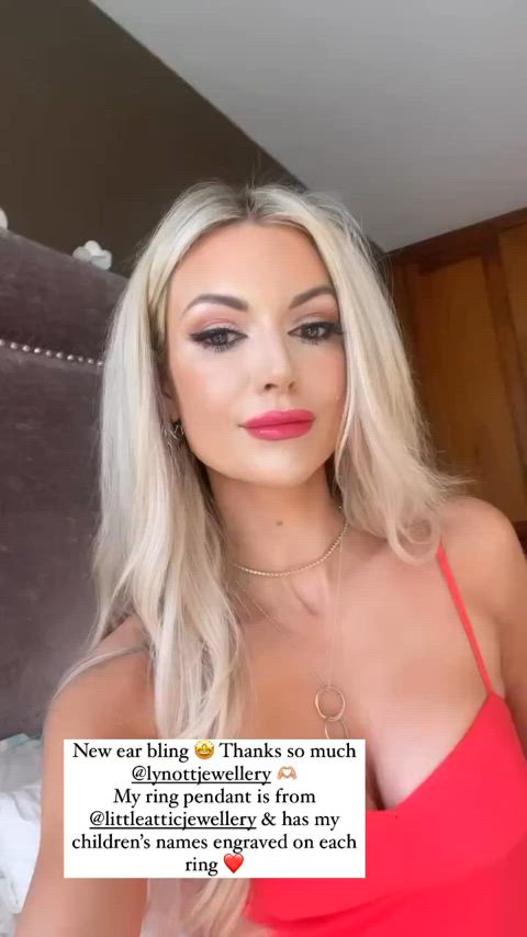 beautiful blonde celebrity milf sexy clip