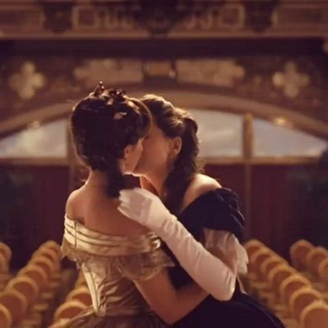 hailee steinfeld kissing lesbian clip