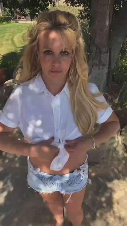 Britney Spears' big milf rack is perfect for a morning session