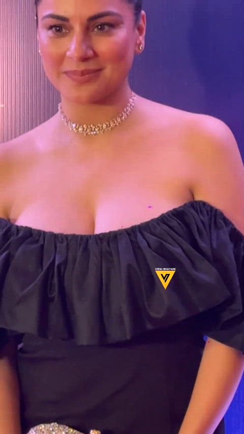 big tits bollywood celebrity cleavage just-boobs thick-booty clip