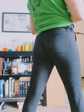 You can see the smallest jiggle 🤏🍑 I love these leggings