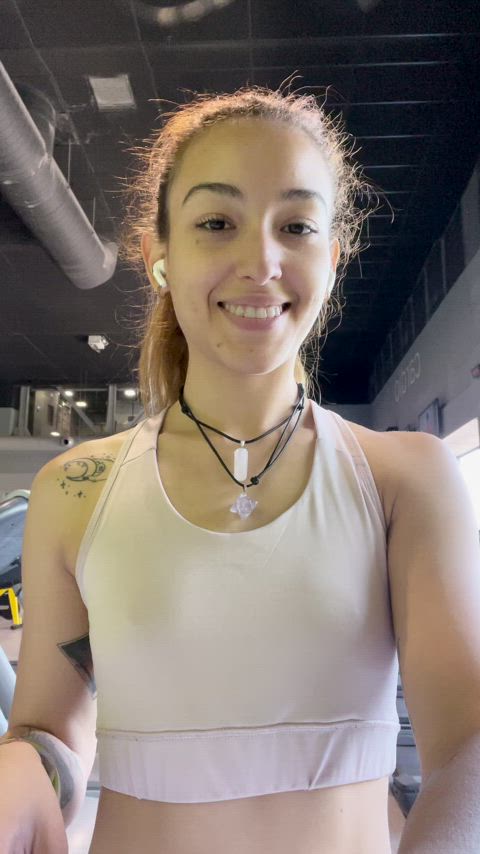 Flashing my tits at the gym