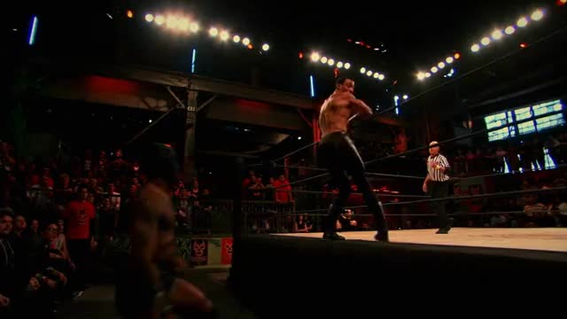 Lucha Underground - Dante Fox performs a running apron shooting star press!