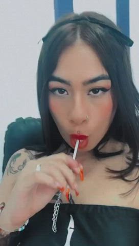 lips sucking toy clip