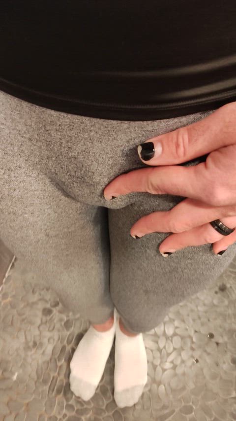 soaking my leggings makes my cock twitch 🤤