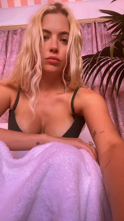 actress ashley benson big tits bikini celebrity cleavage natural tits clip