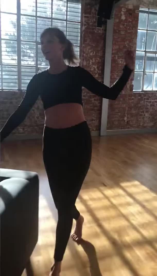 Dancing Taylor Swift clip