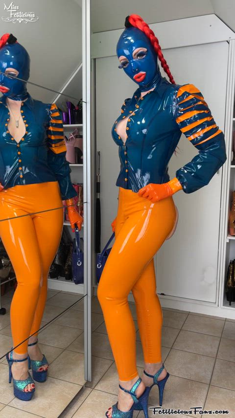Ready to party! 💙🧡