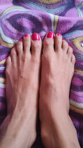 Dancing pink toes