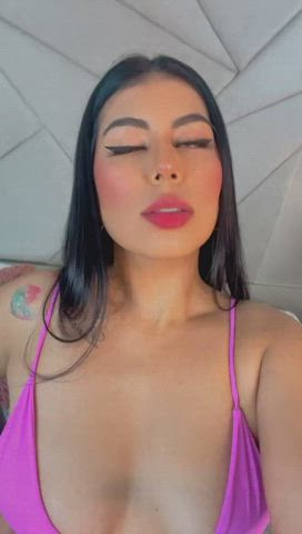 bongacams camgirl chaturbate jiggling kiss latina streamate webcam clip