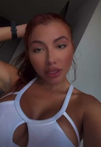 latina ponytail selfie clip