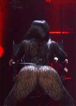 Nicki Minaj twerking