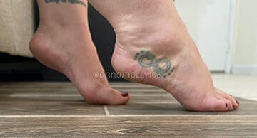 Sexy tattooed feet ?