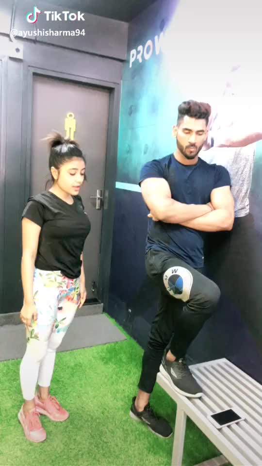 He cnt do his part?♀️ so we chose to swipe? #GoPop #fitness #fitnessindia #friends