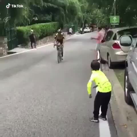 Biker reacted nicely to this little fan