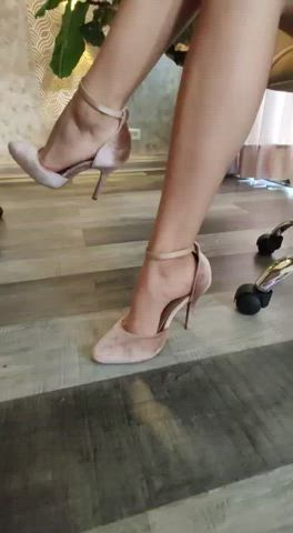 erotic high heels milf short hair skinny clip