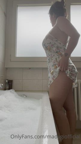 Bathtub Big Tits Brunette Huge Tits Italian Naked Thick Tits Undressing clip