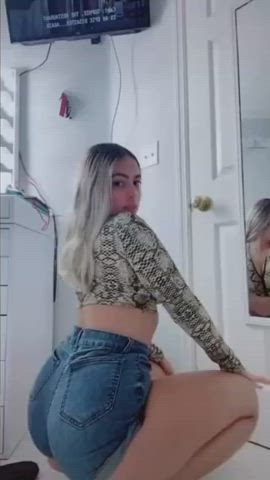 big ass dancing jiggling tiktok twerking white girl clip