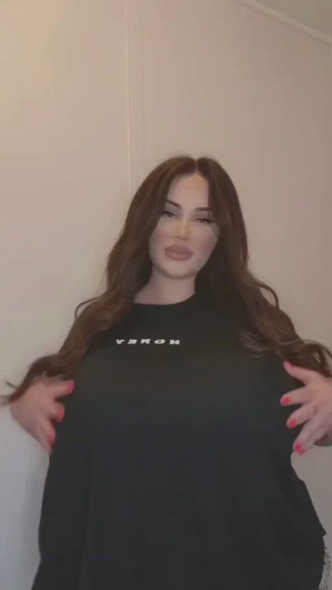 busty cleavage huge tits clip