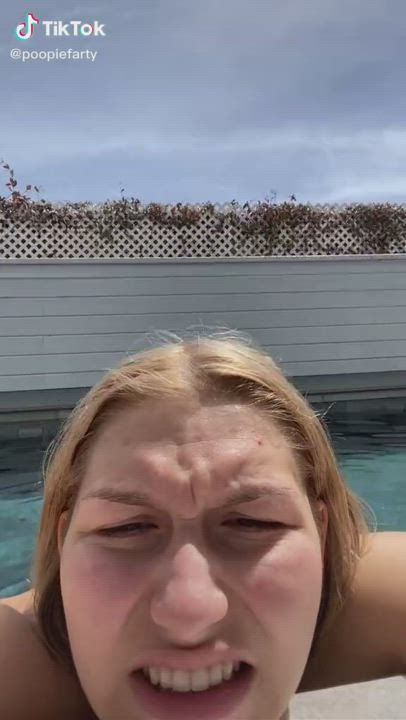 quick flash in the pool of her butt