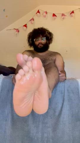 Goon over my oiled soles 