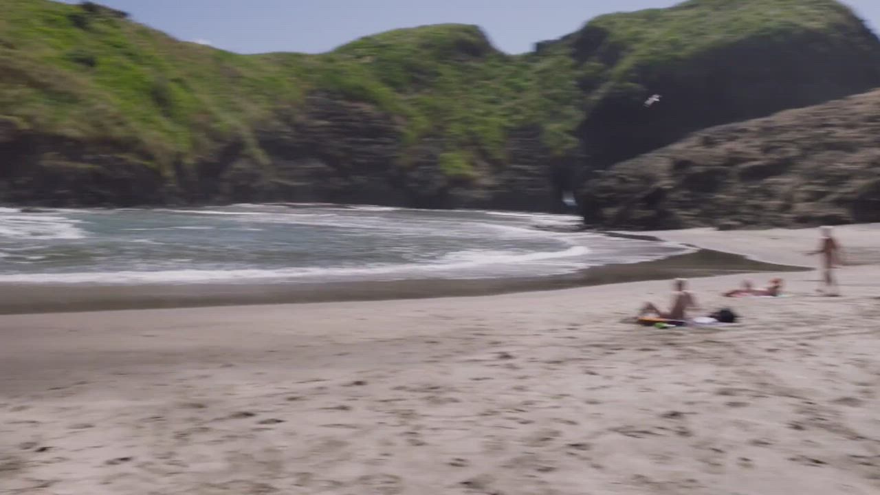 Wrong beach, buddy (Emma Leonard - 800 Words S01E01 (AU/NZ 2015))