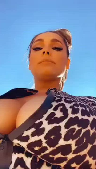 I want you to glaze my ass with cum like you would Kelly Brook’s tits
