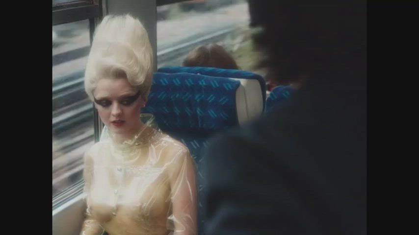 Maisie Williams livens up the morning commute in Pistol (2022)