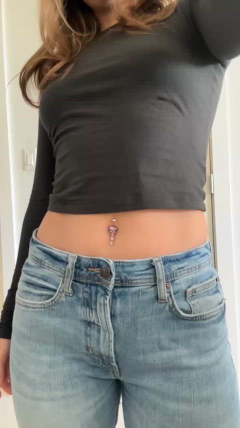 Do you like girls in jeans with their tummy out? 