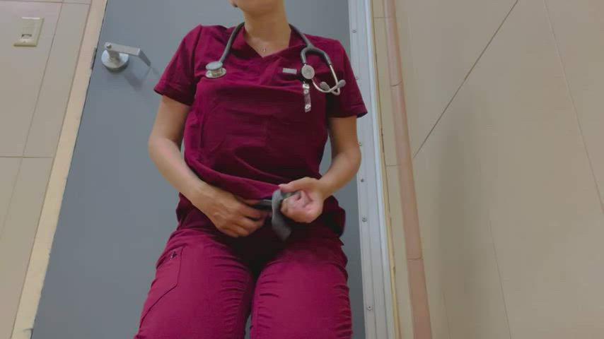 I like to play in the bathroom at work [GIF]
