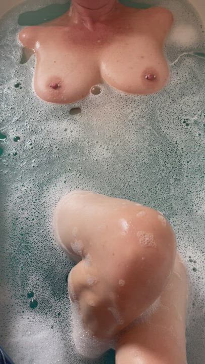 [f] Start the hot part of the weekend with a relaxing bath...