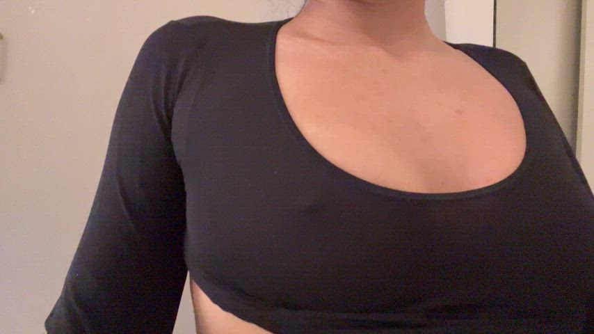 Play with my tits and armpits. Suck, kiss or sniff? 