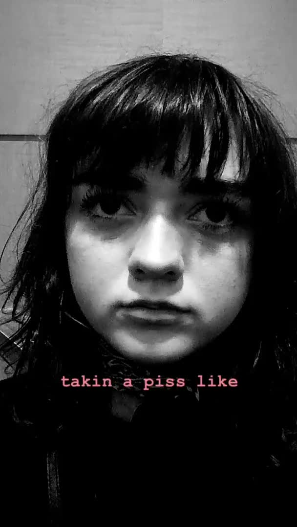 Maisie Williams - Taking A Piss Like
