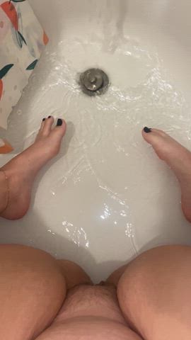 Warm water & warm pee with my pretty black toes