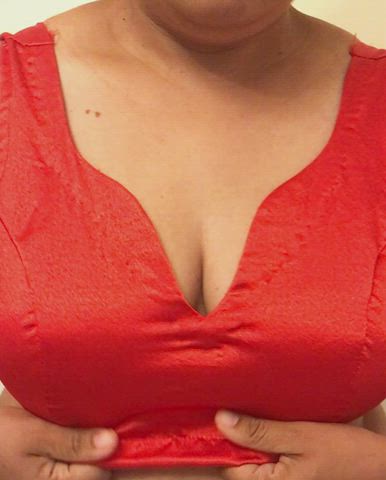 Aunty Bhabi Big Tits Bra Busty Cleavage Desi Hotwife Indian Saree clip