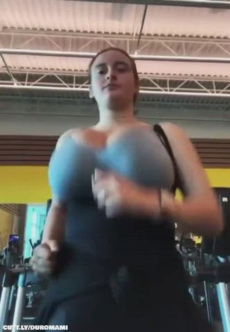 amateur big tits boobs bouncing tits gym teen clip