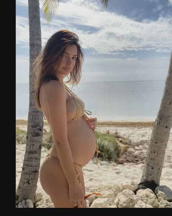 Emily Ratajkowski's bangable pregnant bikini bod at the beach
