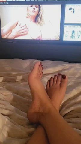 hmmm🤓 u should worship my feet whilst I get my pussy wet watching porn!!😘😘😘😘