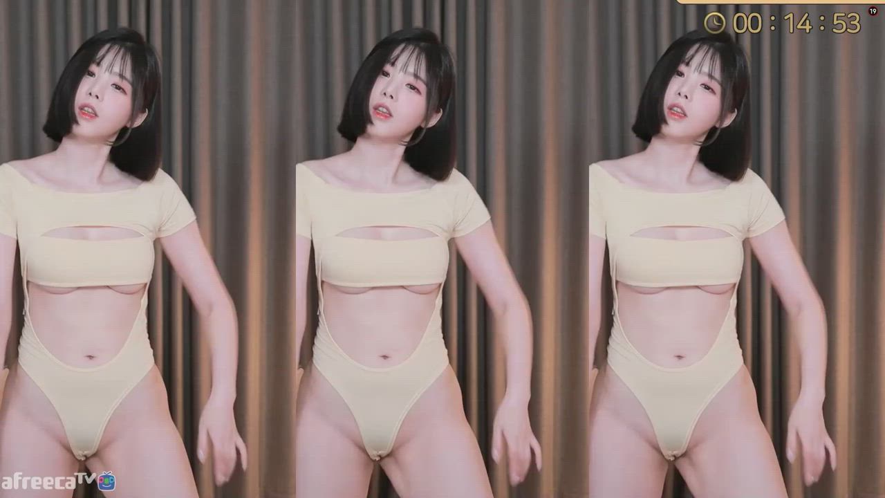 Another sexy Korean BJ Zero Two (Hai Phut Hon) Dance, with revealing camel toe