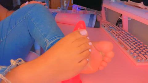 First practice foot job someone needs to train me to do exactly what they like 🤭