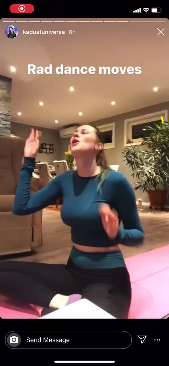 Sexy isa showing off her sexy thighs and body in tight yoga outfit and dancing