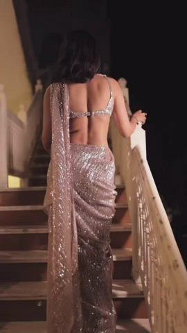 Jasmin Bhasin looking sexy in saree
