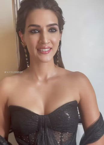 Kriti Sanon with Her Hot Mascara Eyes And Deep cleavage 🥵😍